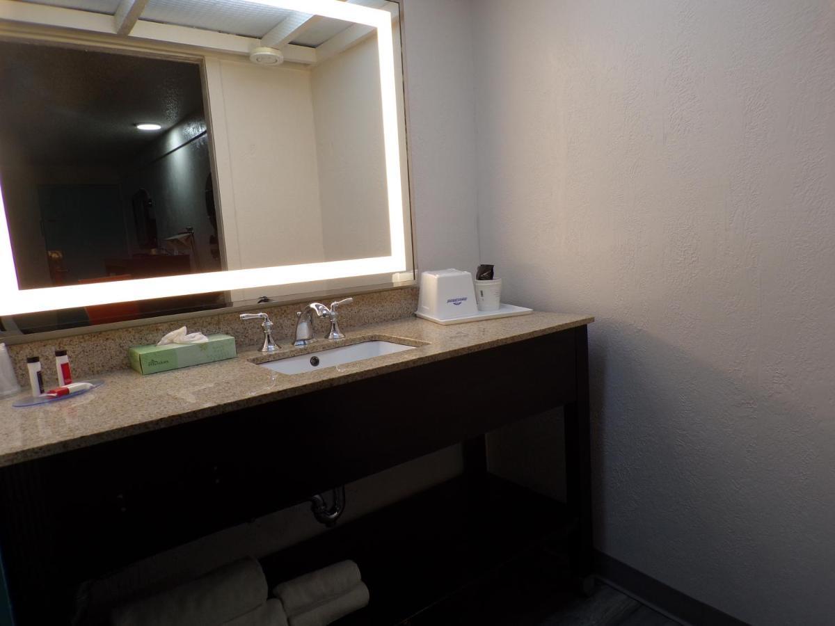 Dover Inn And Suites Ngoại thất bức ảnh